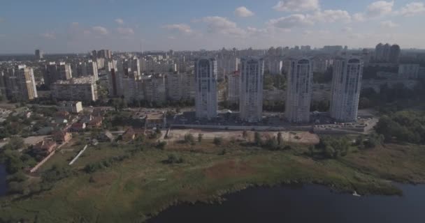 Inquérito aéreo: Kiev-Akademgorodok. a paisagem urbana do ar. Paisagem florestal com vista para o lago e metrópole. um belo lago à beira da cidade. floresta verde com um lago paisagem urbana . — Vídeo de Stock