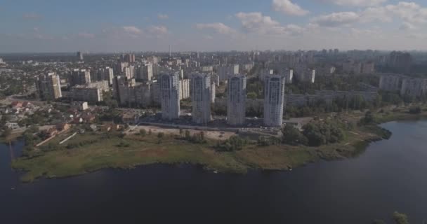 Estudio aéreo: Kiev-Akademgorodok. paisaje urbano desde el aire. Paisaje forestal con vistas al lago y a la metrópolis. un hermoso lago en el borde de la ciudad. bosque verde con un paisaje urbano lago . — Vídeos de Stock