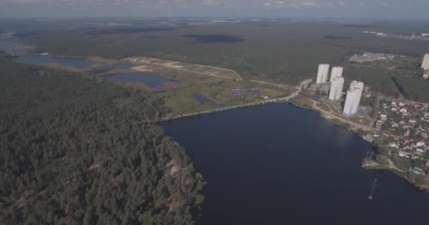 Indagine aerea: Kiev-Akademgorodok. Paesaggio urbano dall'alto. Paesaggio forestale con vista lago e metropoli. un bellissimo lago ai margini della città. foresta verde con un paesaggio urbano lago . — Video Stock