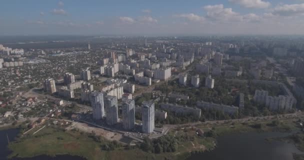 Inquérito aéreo: Kiev-Akademgorodok. a paisagem urbana do ar. Paisagem florestal com vista para o lago e metrópole. um belo lago à beira da cidade. floresta verde com um lago paisagem urbana . — Vídeo de Stock