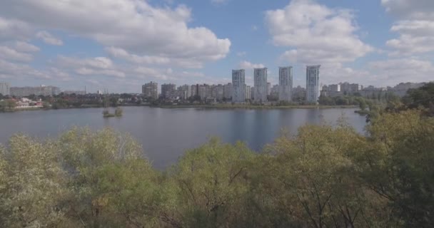 Indagine aerea: Kiev-Akademgorodok. Paesaggio urbano dall'alto. Paesaggio forestale con vista lago e metropoli. un bellissimo lago ai margini della città. foresta verde con un paesaggio urbano lago . — Video Stock