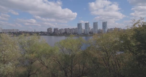 Aerial survey: Kiev-Akademgorodok. cityscape from the air. Forest landscape with a view of the lake and metropolis. a beautiful lake on the edge of the city. green forest with a lake urban landscape. — Stock Video