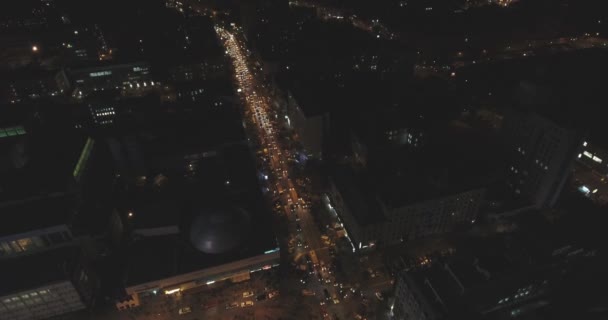 Αεροφωτογραφία του Κιέβου κτίρια στον ορίζοντα της πόλης τη νύχτα. — Αρχείο Βίντεο