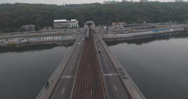 Aérea. Puente de metro de Kiev en tiempo nublado . — Vídeo de stock