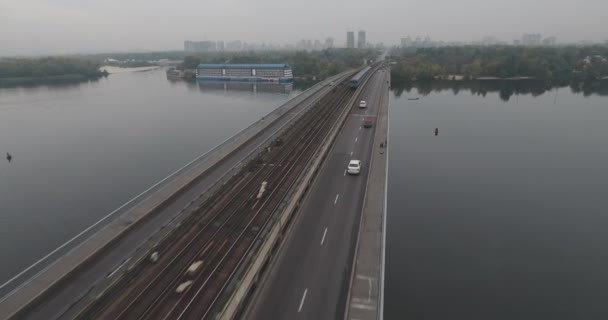 Antény. Kyjevské metro most v oblačné počasí. — Stock video