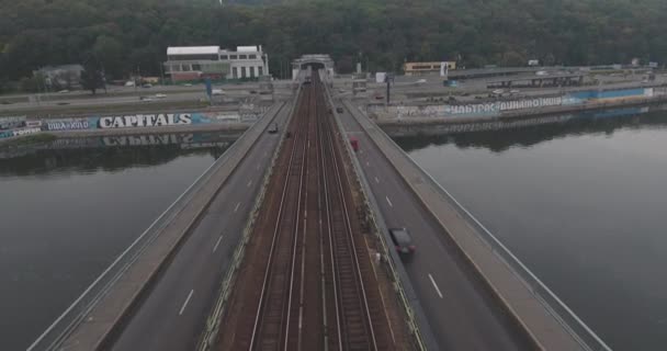 Aéreo. Kiev metro ponte em tempo nublado . — Vídeo de Stock