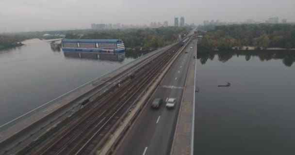 Aérea. Puente del metro de Kiev en tiempo nublado . — Vídeo de stock