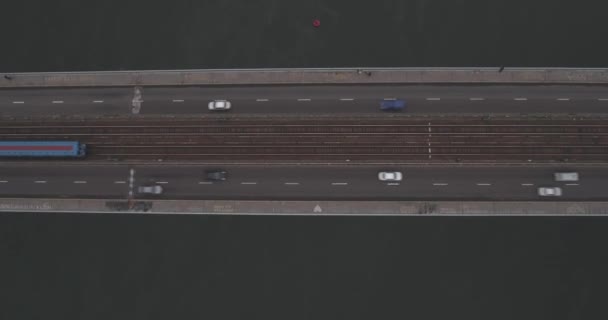 Aérien. Pont du métro de Kiev par temps nuageux .