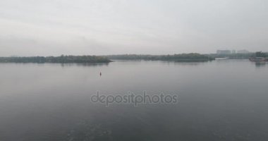 Hava anket. Kiev şehir Dinyeper Nehri, Trukhanov Adası var. Sonbahar bulutlu gün sis nehirde. güzel manzara Nehri üzerinde. Ağaçların yaprakları adada sarı yaprakları ile kaplıydı.