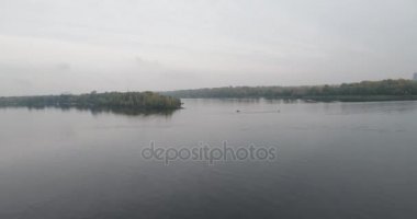 Hava anket. Kiev şehir Dinyeper Nehri, Trukhanov Adası var. Sonbahar bulutlu gün sis nehirde. güzel manzara Nehri üzerinde. Ağaçların yaprakları adada sarı yaprakları ile kaplıydı.