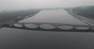 Hava. Bulutlu havalarda Kiev metro Köprüsü. 
