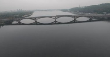 Hava. Bulutlu havalarda Kiev metro Köprüsü. 