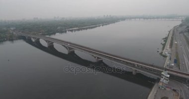 Hava. Bulutlu havalarda Kiev metro Köprüsü. 