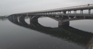 Hava. Bulutlu havalarda Kiev metro Köprüsü.
