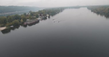 Hava anket. Kiev şehir Dinyeper Nehri, Trukhanov Adası var. Sonbahar bulutlu gün sis nehirde. güzel manzara Nehri üzerinde. Ağaçların yaprakları adada sarı yaprakları ile kaplıydı.