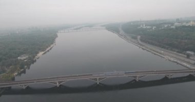 Hava. Kiev metro Köprüsü bulutlu havalarda. Kemerli köprü Dnieper Nehri sol banka geçen. Sis Nehri ve köprü üzerinde. Nehir ve köprü manzaralı güzel cityscape.