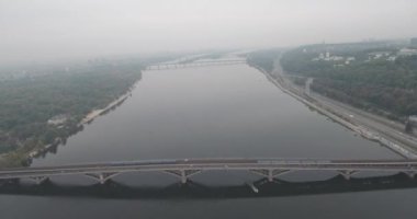 Hava. Kiev metro Köprüsü bulutlu havalarda. Kemerli köprü Dnieper Nehri sol banka geçen. Sis Nehri ve köprü üzerinde. Nehir ve köprü manzaralı güzel cityscape.