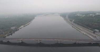 Hava. Kiev metro Köprüsü bulutlu havalarda. Kemerli köprü Dnieper Nehri sol banka geçen. Sis Nehri ve köprü üzerinde. Nehir ve köprü manzaralı güzel cityscape.