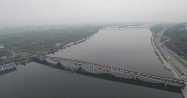 Hava. Kiev metro Köprüsü bulutlu havalarda. Kemerli köprü Dnieper Nehri sol banka geçen. Sis Nehri ve köprü üzerinde. Nehir ve köprü manzaralı güzel cityscape.