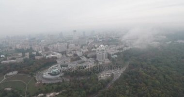 Hava anket. Kiev-park ebedi zafer şehir manzaralı. Sonbahar cityscape, park ve sis içinde büyük bir metropol. Ağaçlar Sarı ve kırmızı çiçekleri. Çok katlı evler siste.