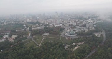 Hava anket. Kiev-park ebedi zafer şehir manzaralı. Sonbahar cityscape, park ve sis içinde büyük bir metropol. Ağaçlar Sarı ve kırmızı çiçekleri. Çok katlı evler siste.