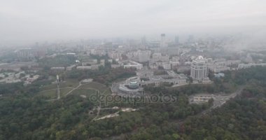 Hava anket. Kiev-park ebedi zafer şehir manzaralı. Sonbahar cityscape, park ve sis içinde büyük bir metropol. Ağaçlar Sarı ve kırmızı çiçekleri. Çok katlı evler siste.