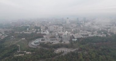Hava anket. Kiev-park ebedi zafer şehir manzaralı. Sonbahar cityscape, park ve sis içinde büyük bir metropol. Ağaçlar Sarı ve kırmızı çiçekleri. Çok katlı evler siste.