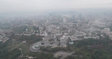 Hava anket. Kiev-park ebedi zafer şehir manzaralı. Sonbahar cityscape, park ve sis içinde büyük bir metropol. Ağaçlar Sarı ve kırmızı çiçekleri. Çok katlı evler siste.