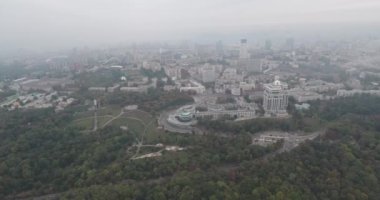 Hava anket. Kiev-park ebedi zafer şehir manzaralı. Sonbahar cityscape, park ve sis içinde büyük bir metropol. Ağaçlar Sarı ve kırmızı çiçekleri. Çok katlı evler siste.
