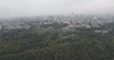 Hava anket. Kiev-park ebedi zafer şehir manzaralı. Sonbahar cityscape, park ve sis içinde büyük bir metropol. Ağaçlar Sarı ve kırmızı çiçekleri. Çok katlı evler siste.