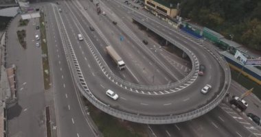 Hava anket. Kiev-yol kavşağı. 15 Ekim 2017. Çok sayıda otomobil sürücüsü yolu boyunca. Şehir manzarası, arabalar Dnieper Nehri yakınında olan yol. Yılın dönemdir sonbahar, bulutlu gün, sis.