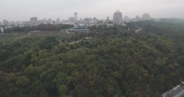 Hava anket. Kiev-park ebedi zafer şehir manzaralı. Sonbahar cityscape, park ve sis içinde büyük bir metropol. Ağaçlar Sarı ve kırmızı çiçekleri. Çok katlı evler siste.