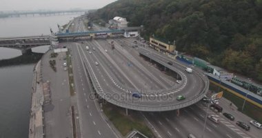 Hava anket. Kiev-yol kavşağı. 15 Ekim 2017. Çok sayıda otomobil sürücüsü yolu boyunca. Şehir manzarası, arabalar Dnieper Nehri yakınında olan yol. Yılın dönemdir sonbahar, bulutlu gün, sis.