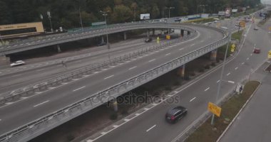 Hava anket. Kiev-yol kavşağı. 15 Ekim 2017. Çok sayıda otomobil sürücüsü yolu boyunca. Şehir manzarası, arabalar Dnieper Nehri yakınında olan yol. Yılın dönemdir sonbahar, bulutlu gün, sis.
