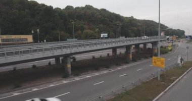 Hava anket. Kiev-yol kavşağı. 15 Ekim 2017. Çok sayıda otomobil sürücüsü yolu boyunca. Şehir manzarası, arabalar Dnieper Nehri yakınında olan yol. Yılın dönemdir sonbahar, bulutlu gün, sis.