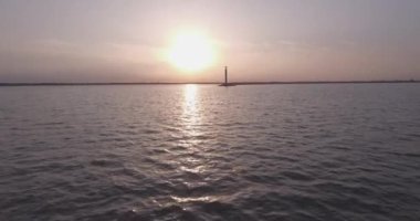 Hava anket. Kiev Sea, 15 Dnieper Nehri üzerinde duran bir deniz feneri. Eylül 2017. gündoğumu Nehri. Wavebreaker bir işaret ile su üzerinde duruyor ve şehrin dalgaları ile doldurur.