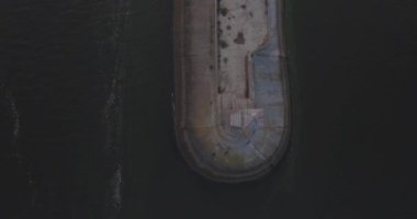 Hava anket. Kiev Sea, 15 Dnieper Nehri üzerinde duran bir deniz feneri. Eylül 2017. gündoğumu Nehri. Wavebreaker bir işaret ile su üzerinde duruyor ve şehrin dalgaları ile doldurur.