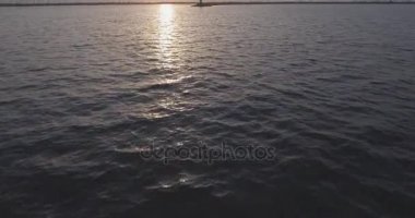 Hava anket. Kiev Sea, 15 Dnieper Nehri üzerinde duran bir deniz feneri. Eylül 2017. gündoğumu Nehri. Wavebreaker bir işaret ile su üzerinde duruyor ve şehrin dalgaları ile doldurur.