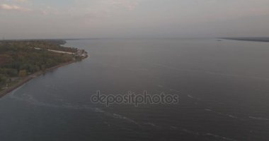 Hava anket. Kiev Sea, 15 Dnieper Nehri üzerinde duran bir deniz feneri. Eylül 2017. gündoğumu Nehri. Wavebreaker bir işaret ile su üzerinde duruyor ve şehrin dalgaları ile doldurur.