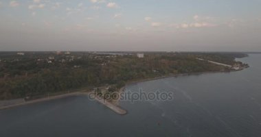 Hava anket. Kiev Sea, 15 Dnieper Nehri üzerinde duran bir deniz feneri. Eylül 2017. gündoğumu Nehri. Wavebreaker bir işaret ile su üzerinde duruyor ve şehrin dalgaları ile doldurur.
