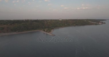 Hava anket. Kiev Sea, 15 Dnieper Nehri üzerinde duran bir deniz feneri. Eylül 2017. gündoğumu Nehri. Wavebreaker bir işaret ile su üzerinde duruyor ve şehrin dalgaları ile doldurur.