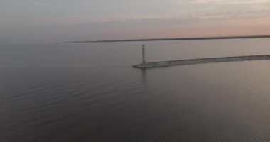 Hava anket. Kiev Sea, 15 Dnieper Nehri üzerinde duran bir deniz feneri. Eylül 2017. gündoğumu Nehri. Wavebreaker bir işaret ile su üzerinde duruyor ve şehrin dalgaları ile doldurur.