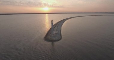 Hava anket. Kiev Sea, 15 Dnieper Nehri üzerinde duran bir deniz feneri. Eylül 2017. gündoğumu Nehri. Wavebreaker bir işaret ile su üzerinde duruyor ve şehrin dalgaları ile doldurur.