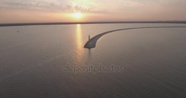 Hava anket. Kiev Sea, 15 Dnieper Nehri üzerinde duran bir deniz feneri. Eylül 2017. gündoğumu Nehri. Wavebreaker bir işaret ile su üzerinde duruyor ve şehrin dalgaları ile doldurur.