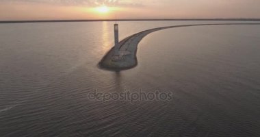 Hava anket. Kiev Sea, 15 Dnieper Nehri üzerinde duran bir deniz feneri. Eylül 2017. gündoğumu Nehri. Wavebreaker bir işaret ile su üzerinde duruyor ve şehrin dalgaları ile doldurur.