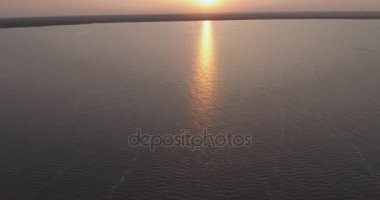 Hava anket. Kiev Sea, 15 Dnieper Nehri üzerinde duran bir deniz feneri. Eylül 2017. gündoğumu Nehri. Wavebreaker bir işaret ile su üzerinde duruyor ve şehrin dalgaları ile doldurur.