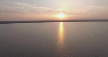 Hava anket. Kiev Sea, 15 Dnieper Nehri üzerinde duran bir deniz feneri. Eylül 2017. gündoğumu Nehri. Wavebreaker bir işaret ile su üzerinde duruyor ve şehrin dalgaları ile doldurur.