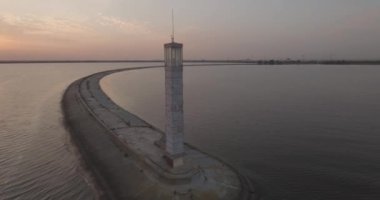 Hava anket. Kiev Sea, 15 Dnieper Nehri üzerinde duran bir deniz feneri. Eylül 2017. gündoğumu Nehri. Wavebreaker bir işaret ile su üzerinde duruyor ve şehrin dalgaları ile doldurur.