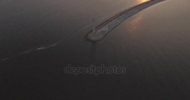 Hava anket. Kiev Sea, 15 Dnieper Nehri üzerinde duran bir deniz feneri. Eylül 2017. gündoğumu Nehri. Wavebreaker bir işaret ile su üzerinde duruyor ve şehrin dalgaları ile doldurur.