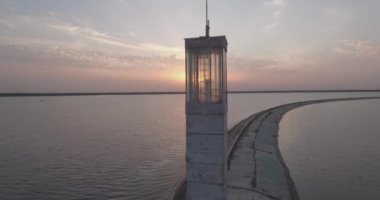 Hava anket. Kiev Sea, 15 Dnieper Nehri üzerinde duran bir deniz feneri. Eylül 2017. gündoğumu Nehri. Wavebreaker bir işaret ile su üzerinde duruyor ve şehrin dalgaları ile doldurur.